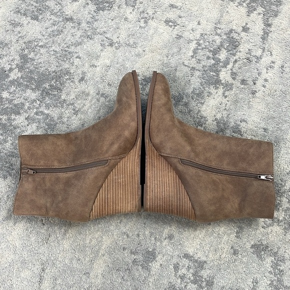 New Dolce Vita Rupart Wedge Ankle Bootie Faux Suede Truffle Tan Sz 12 - Picture 7 of 12